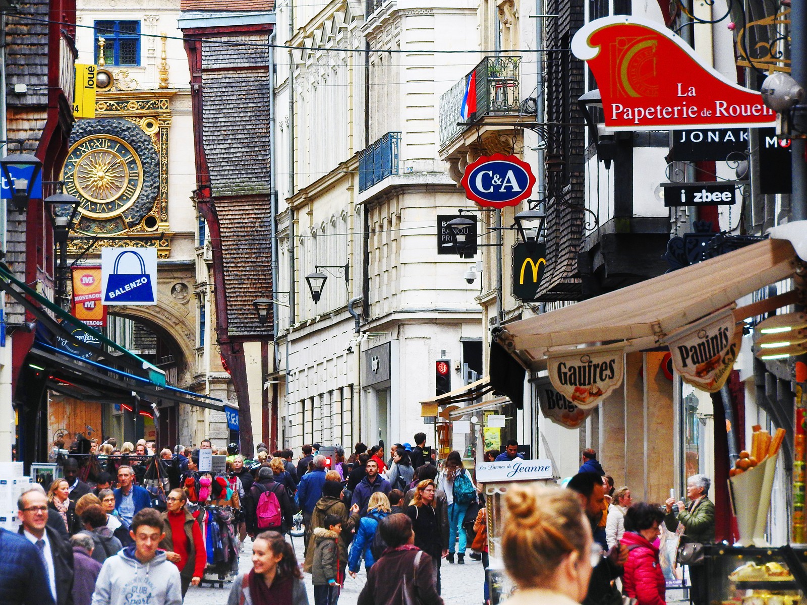 Y a-t-il encore une place pour le commerce indépendant, rue du Gros Horloge  à Rouen ? | 76actu