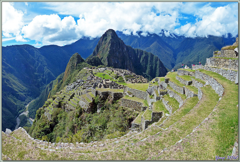 Vue panoramique du Machu Picchu sous le soleil - Pérou