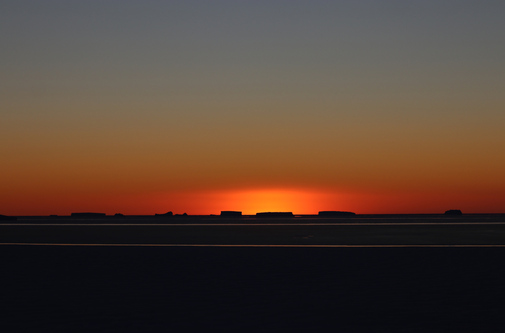 Image illustrative d'un coucher de soleil (il est 15h) qui surpasse une photo de malle...