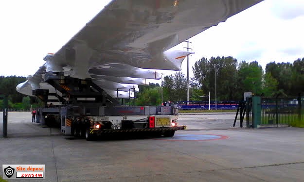 Airbus 380 ,vu sur la deuxième aile,de plus près (a suivre dans les mois qui suivent) calendrier de dèpart de Langon