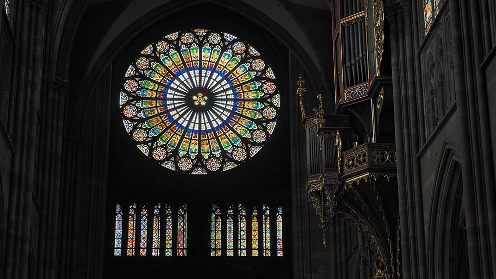 la grande rosace de la cathédrale, l'orgue et un vitrail 8/1