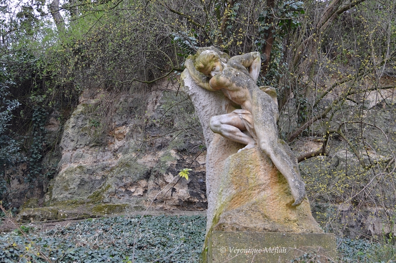Parc des Buttes Chaumont : statue "Gouffre" de Sylvain Kinsburger