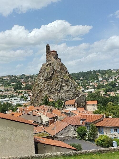 Le Puy-en-Velay - le rocher de Saint Michel d'Aighile 