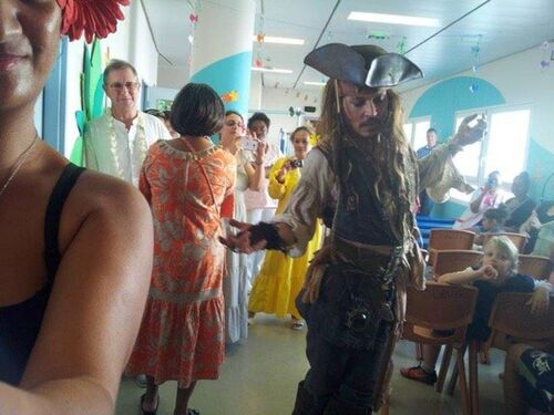 Jack Sparrow (Johnny Depp) rend visite aux enfants malades pendant ses vacances