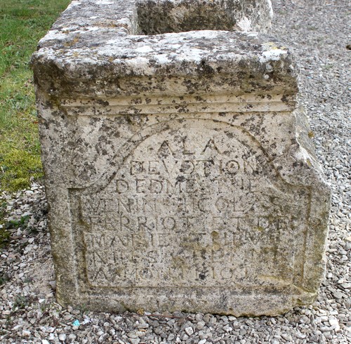 Sculptures de tombes au cimetière de Montliot..