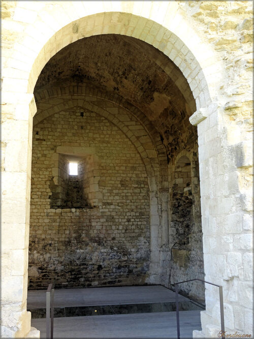 A la porte du Sanctuaire (Abbaye de Maillezais)