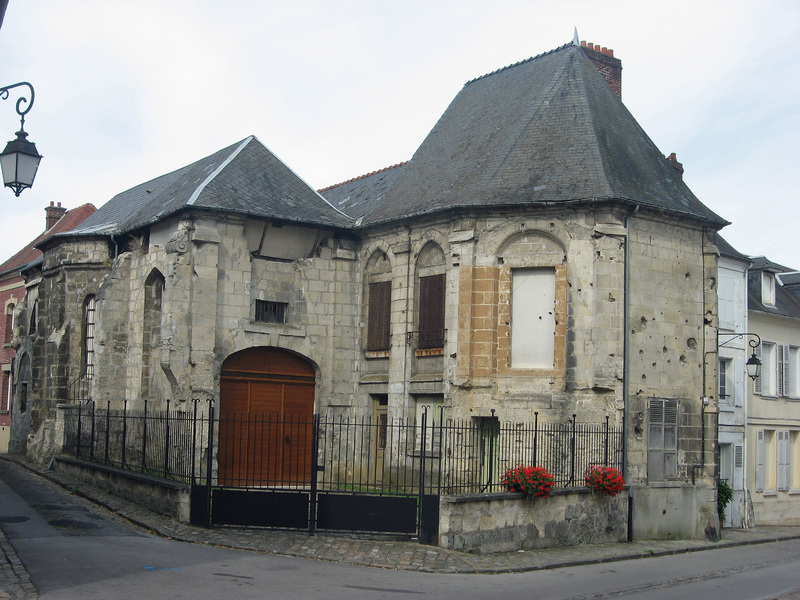 NOYON (60) : les maisons canoniales, l'église Sainte-Marie-Madeleine 