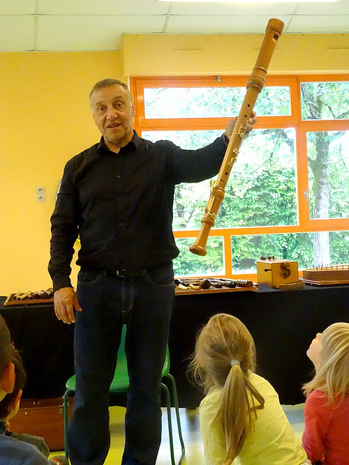 A l'initiative de l'association "Châtillon-Scènes, François Tainturier, Directeur du Laostic, est venu présenter des instruments anciens aux élèves des écoles Louis Cailletet et Francis Ca