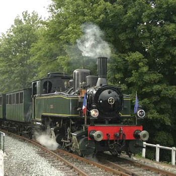 près du pont d'aspach, le train tracté par la locomotive mallet s'apprête à