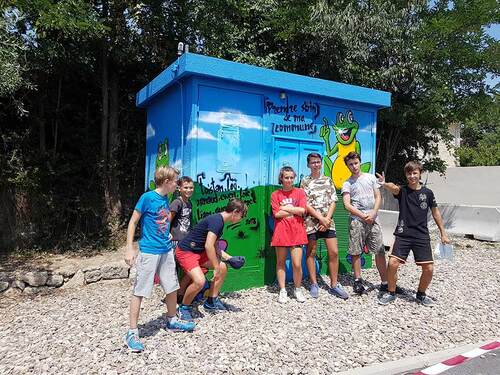 stage graff avec 8 jeunes de Planet'Ados à St Génies De Fontedit (34) Réalisation d'une oeuvre par les jeunes encadré par Jerc sur l'abri bus et le transformateur. juillet 2018