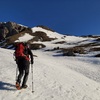 Progression Est-Nord-Est vers la crête frontière, avec crampons et piolet