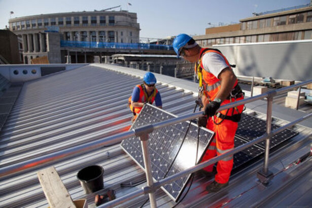 Nouveau pont solaire en cours de construction à la gare de Blackfriars à London