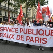 Manifestation devant le siège de l'AP-HP à Paris (IMAGES)