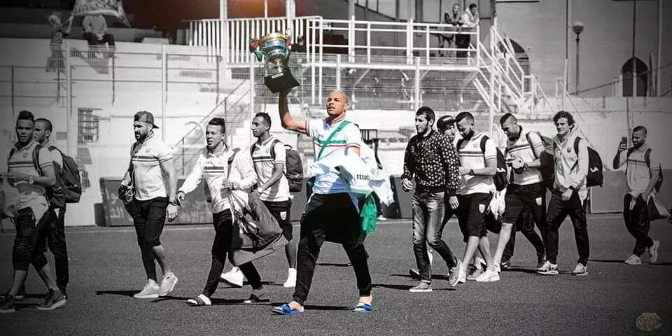 Chaouchi presente la 8eme coupe aux supporteurs lors du MCA-CSC