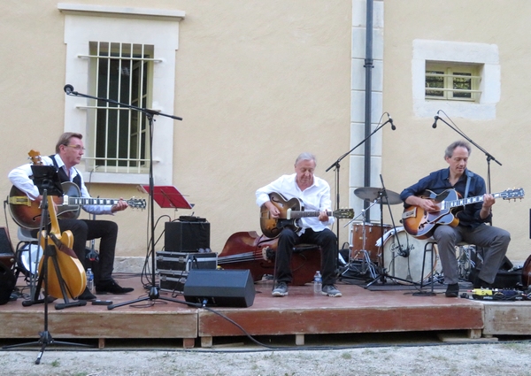 Le boogie-woogie des "Blues Guitars Brothers" a enthousiasmé les auditeurs au jardin de la Mairie de Châtillon sur Seine !