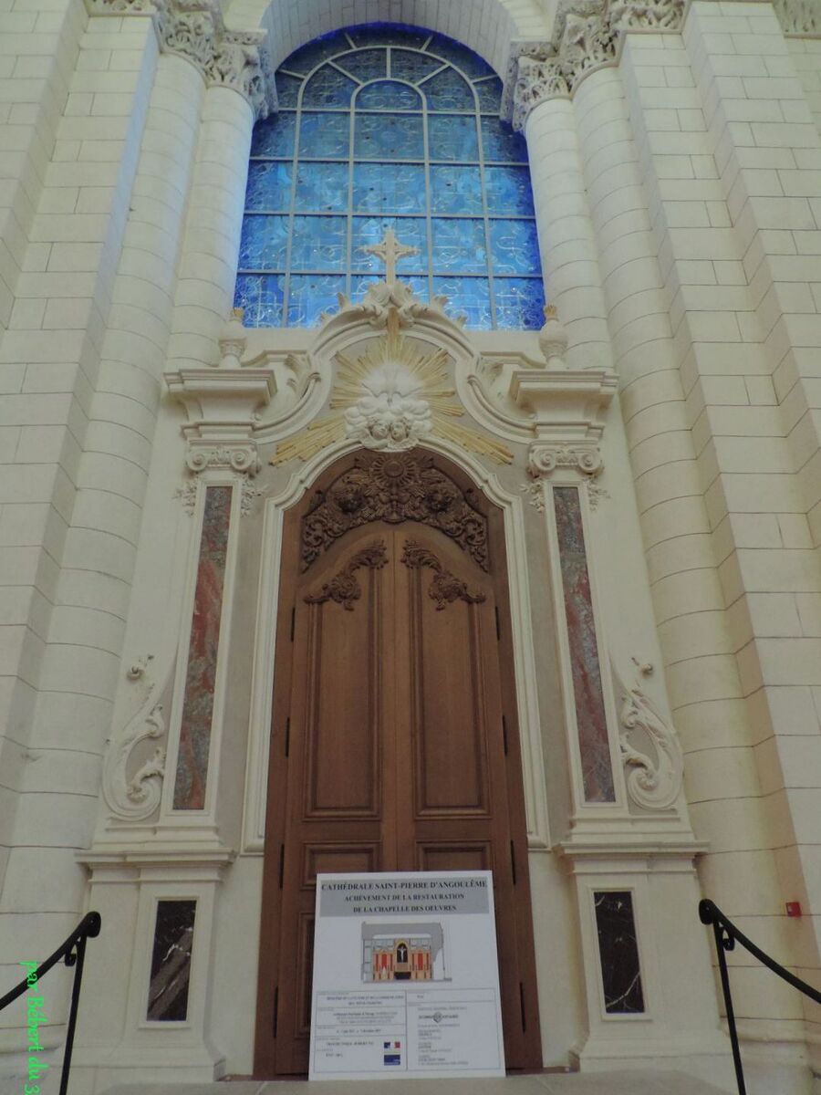 l'intérieur de la cathédrale d'Angoulême