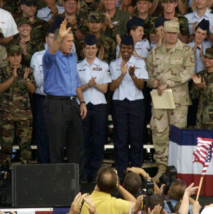 Bush Militaire derriere lui avec signe nazi