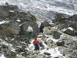 Nos 3 porteurs gravissant le pierrier au pied du Cho La Pass (5368m)