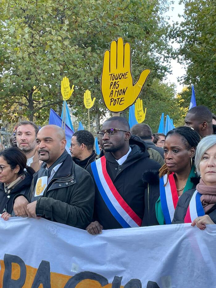   Retrouvons-nous ce dimanche  13 novembre à République  pour dire "Non au racisme  et aux idées d'extrême-droite