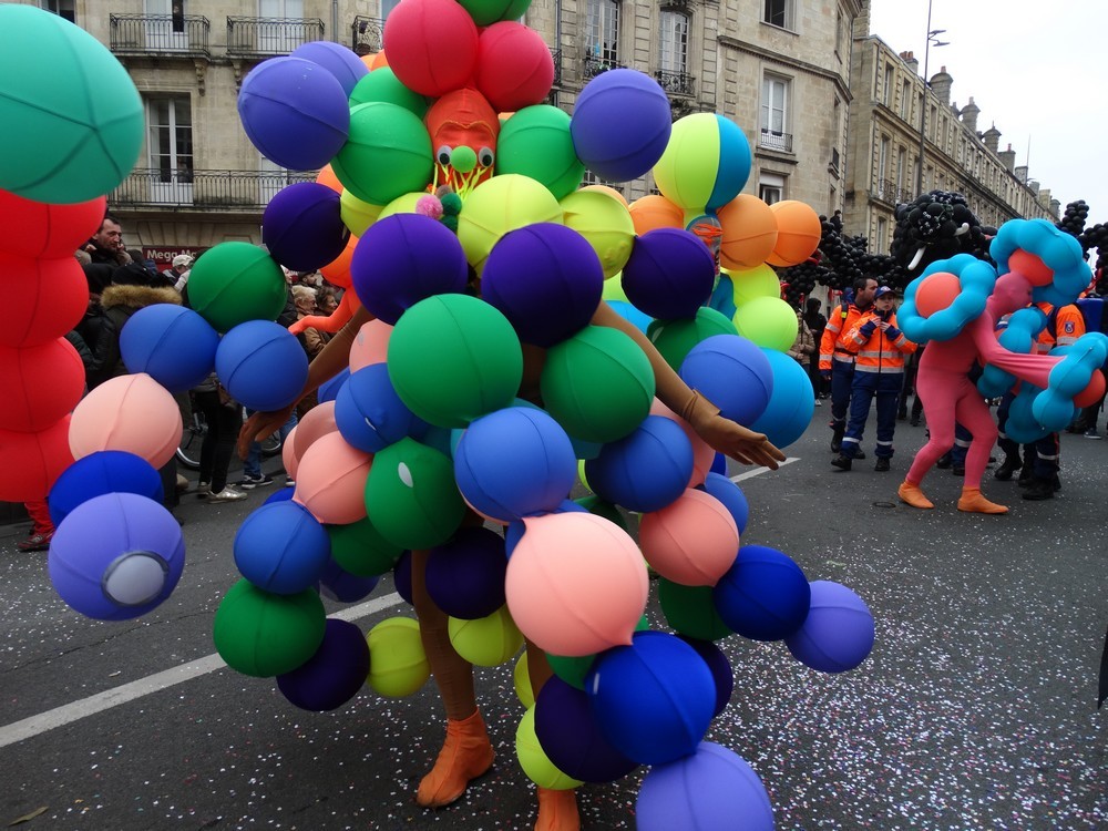 Le carnaval de Bordeaux 2016 sur le thème des ballons...