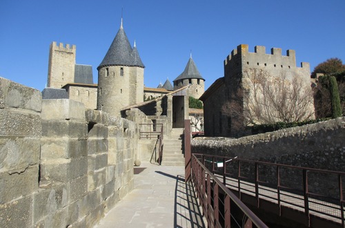 Balade sur le rempart médiéval ouest du château Comtal