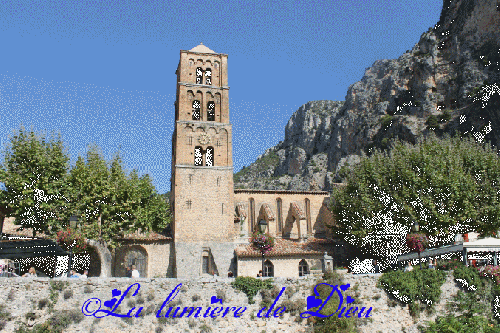 Moustiers Sainte Marie : L'église Notre-Dame de l'Assomption