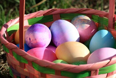Mais pourquoi chasse-t-on des œufs en chocolat à Pâques ?