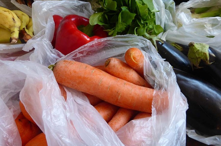 L'équilibre entre les légumes et le plastique. / El equilibrio entre las verduras y el plástico.