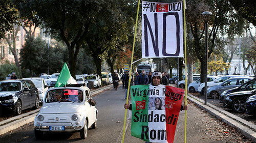 Un manifestant tient une pancarte «Je dis non» lors d'une marche contre la réforme constitutionnelle à Rome, le 26 novembre 2016, photo ©REUTERS/Alessandro Bianchi