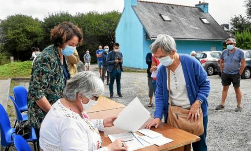 Au total, 810 individus sont concernés par ces distributions. Par foyer, chaque personne a le droit à deux bouteilles. distribution d'eau potable à Kernilis
