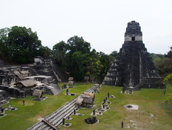 Tikal - le temple II (Ah Cacao) et la Gran Plaza