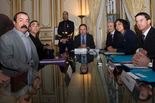 Le secrétaire général de la CGT, Philippe Martinez, face au premier ministre, Manuel Valls, et à la ministre du travail, Myriam El Khomri, le 11 janvier à Matignon.