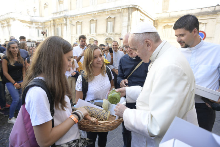 Des jeunes de Chiavari offrent du "pesto" au pape François 05/09/2017 © L'Osservatore Romano