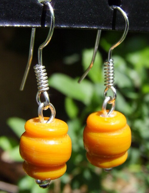 Boucles d'oreilles en perles de verre oranges torsadées 