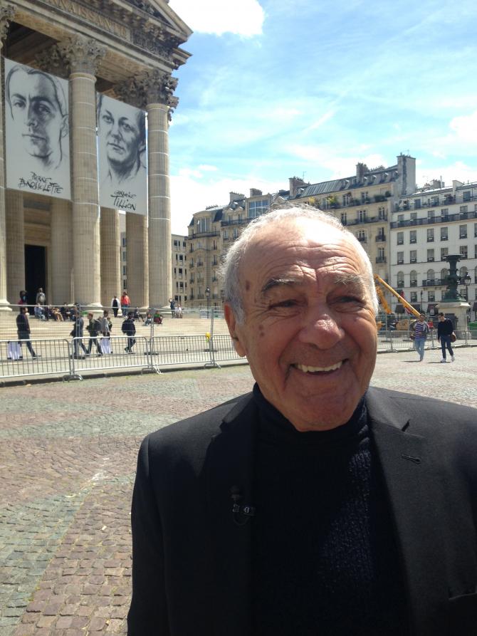 Yacef Saâdi devant le panthéon, à Paris, le 30 mai 2015.