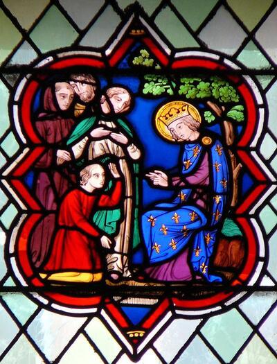 Saint-Louis rendant la justice sous un chêne. Vitrail de la cathédrale Notre-Dame (Senlis. Oise. 60300).