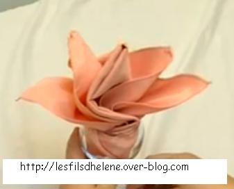 Pliage de serviettes en papier : éventail et fleur - LesFilsdHelene
