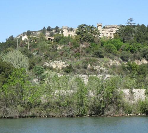 Le château des Issards vu du Mireio 