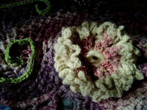 suite Robe Laine rose fuschia et Châle Free Form Crochet : Détails des Fleurs 