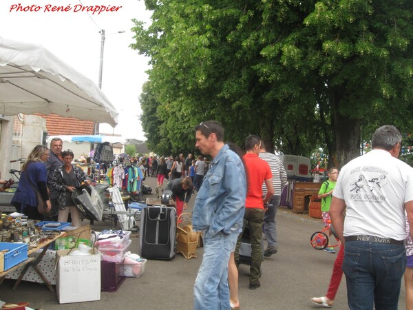 Le vide-greniers d'Ampilly le Sec  vu par René Drappier...