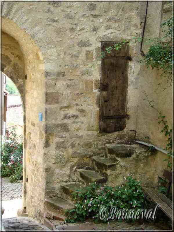 Cordes-sur-Ciel Tarn escalier intérieur Porte du Vainqueur