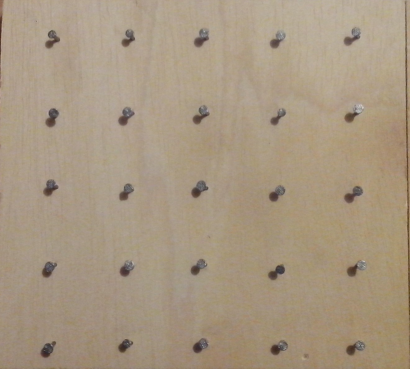 Géoplan en bois avec 80 élastiques de manipulation mathématique