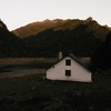 Passage près d'une seconde cabane, devant le lac de Bious-Artigues presque vide