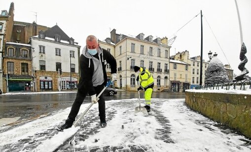 14 h. Rue Thiers : des agents municipaux grattent et salent les trottoirs. Soixante personnels du centre technique municipal et du service espaces verts ont été mobilisés pour saler les...