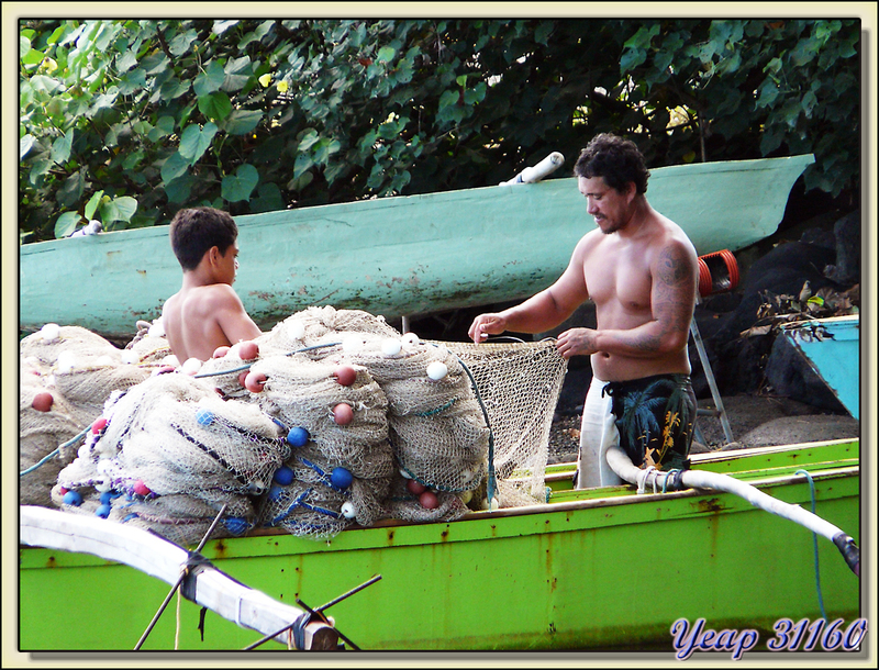 Le pêcheur, son fils et sa pirogue - Pointe Vénus - Tahiti - Polynésie française