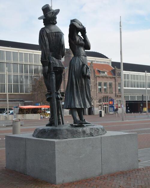 Statue sur la place de la gare à Haarlem