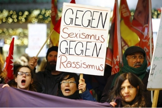 pancarte : "contre le sexisme, contre le racisme",