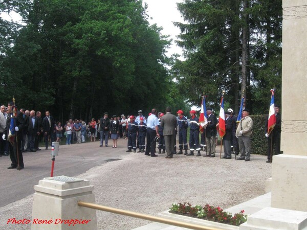 La cérémonie 2015 au monument de la Forêt