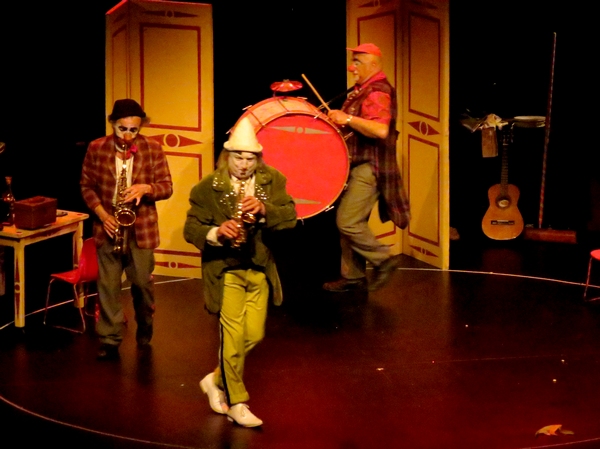 Les "Trois clowns" de la compagnie Les bleus de travail ont bien amusé les Châtillonnais  au Théâtre Gaston Bernard