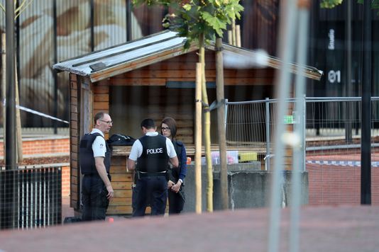 VIRGINIE LEFOUR / AFP Un périmètre de sécurité a été installé devant l’hôtel de police de Charleroi, le 6 août.